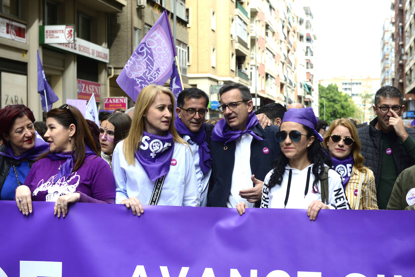 Fotos: Miles de voces claman en Murcia contra la desigualdad de las mujeres