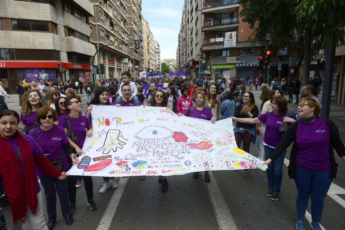 Fotos: Miles de voces claman en Murcia contra la desigualdad de las mujeres