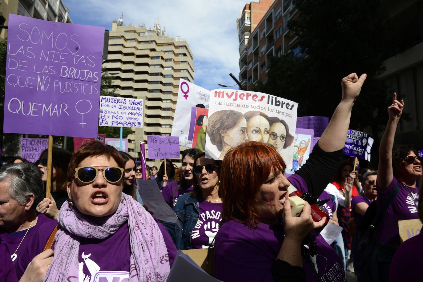 Fotos: Miles de voces claman en Murcia contra la desigualdad de las mujeres