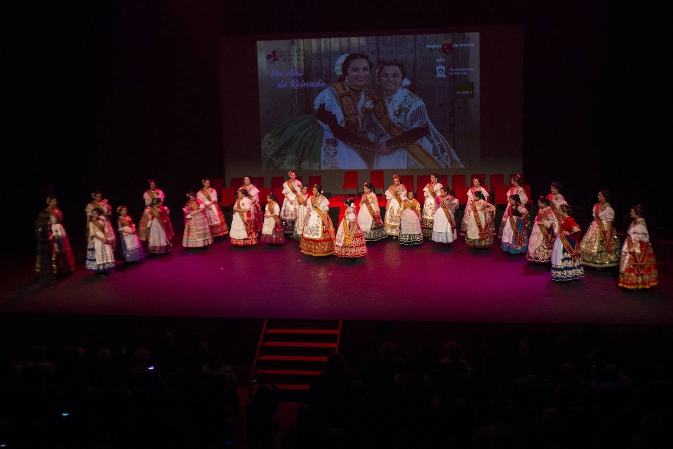 El Teatro Circo acogió la gala 'Un año de reinado', en la que Isabel López y Candela Sánchez dijeron adiós al cargo