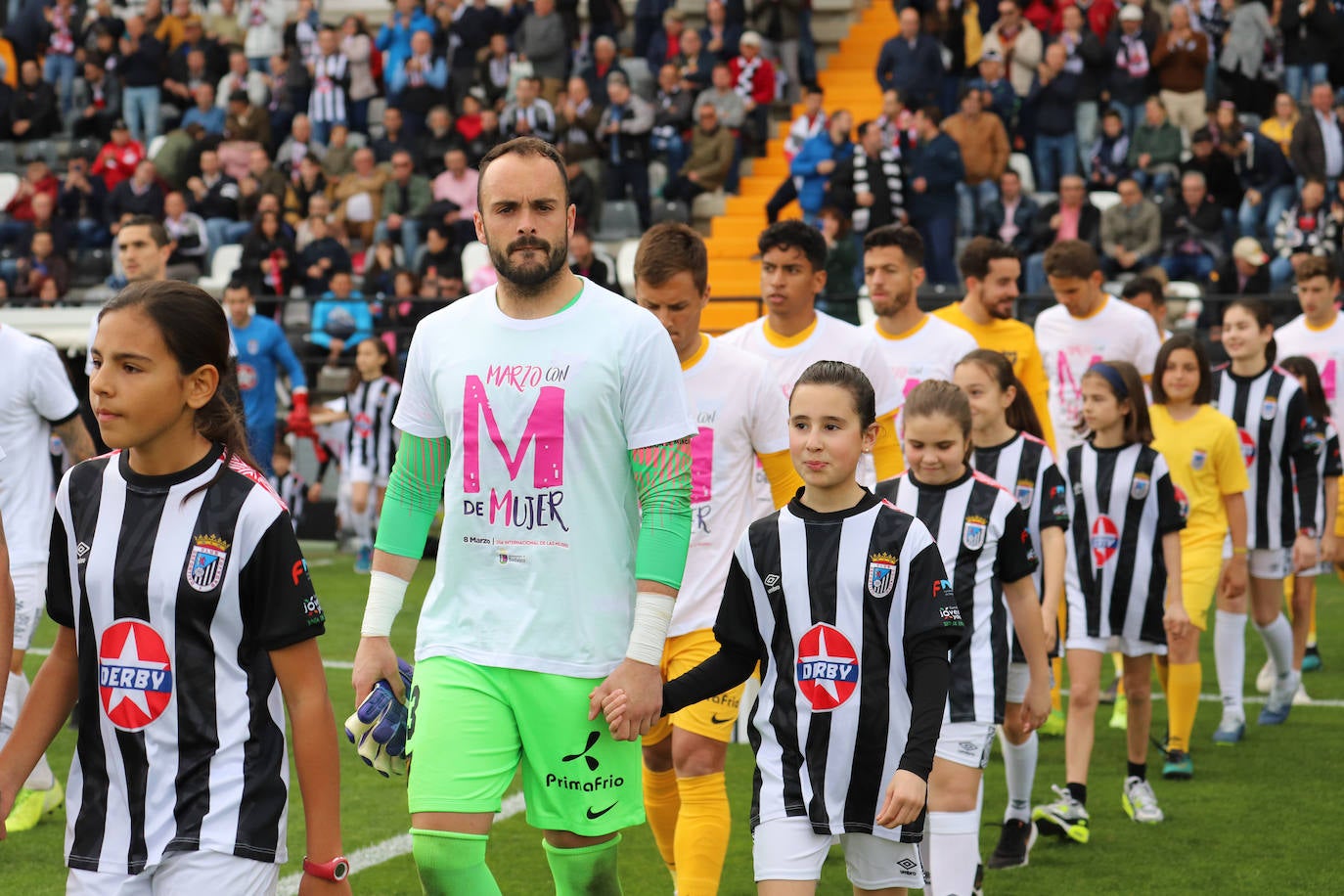 Fotos: El UCAM cae por la mínima en Badajoz