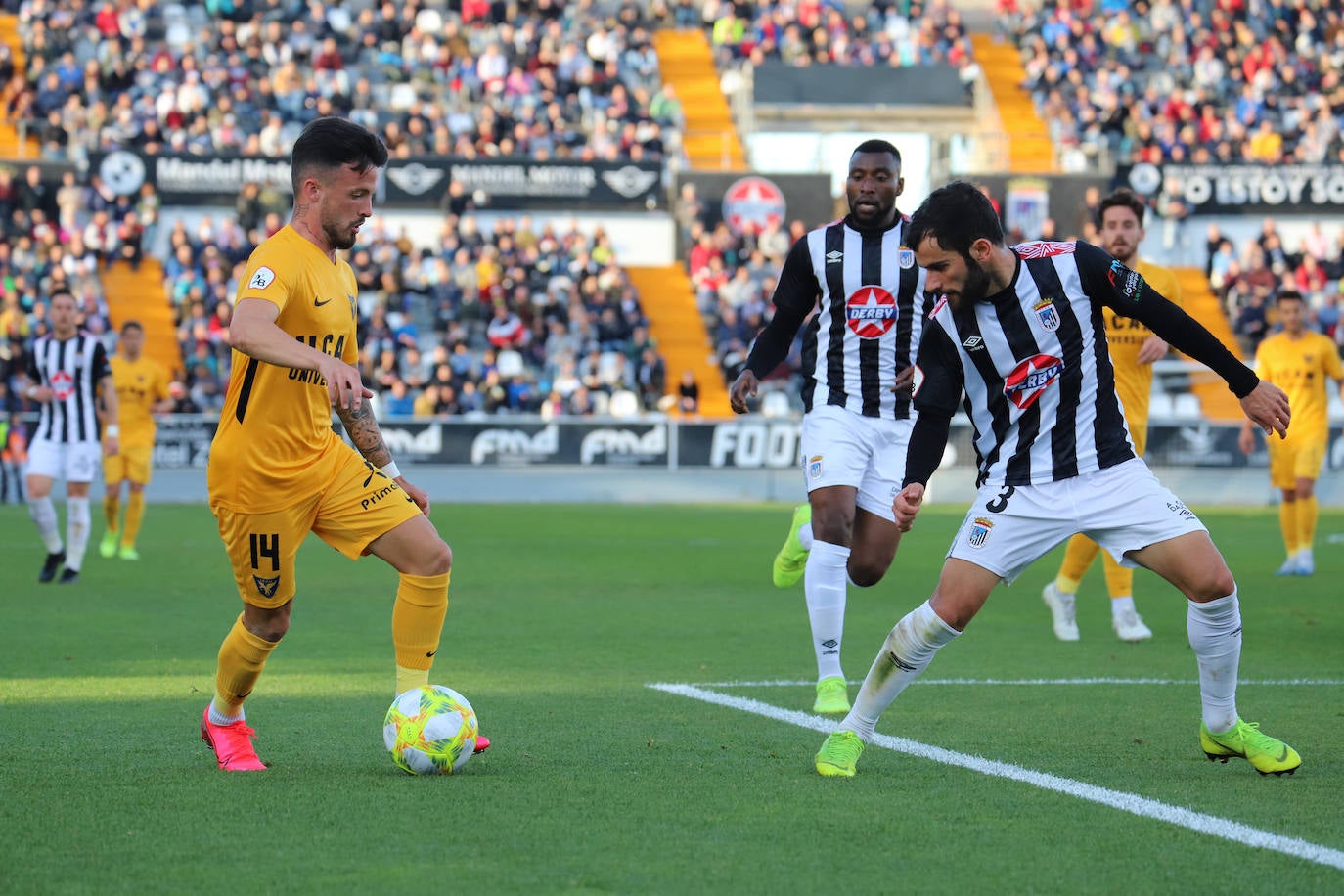 Fotos: El UCAM cae por la mínima en Badajoz