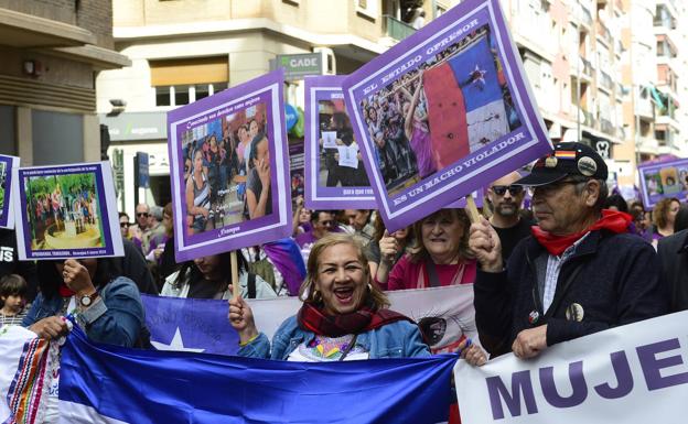 Galería. Manifestantes con pancartas.