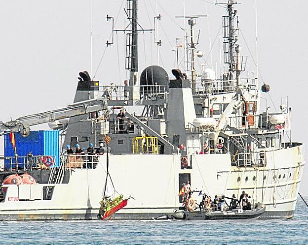 Un barco, en las labores de rescate del C-101. 
