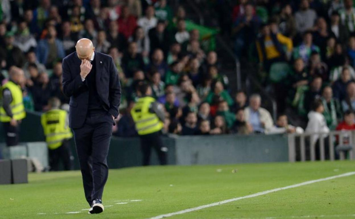 Zinedine Zidane, cabizbajo, en el Villamarín. 