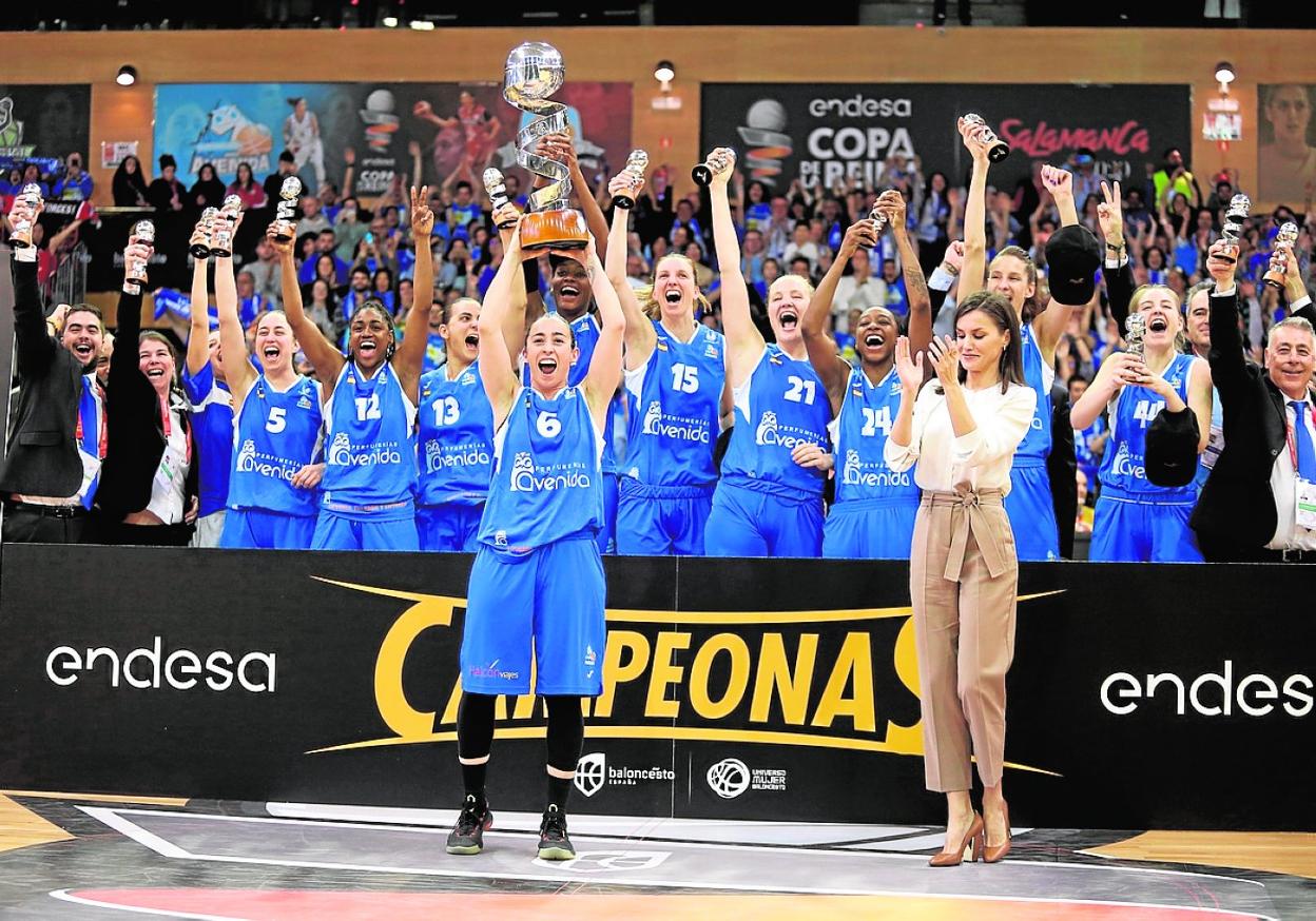La Reina Letizia aplaude a la jugadora Silvia Rodríguez del Perfumerías Avenida, que levanta el trofeo de campeonas de la Copa de la Reina de baloncesto. Detrás, con el número 15, la murciana Laura Gil. 
