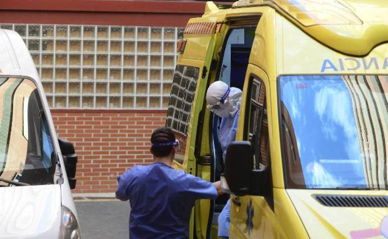 Dos profesionales del 061 llegan a La Arrixaca con una muestra de un paciente con sospecha de coronavirus para su análisis.