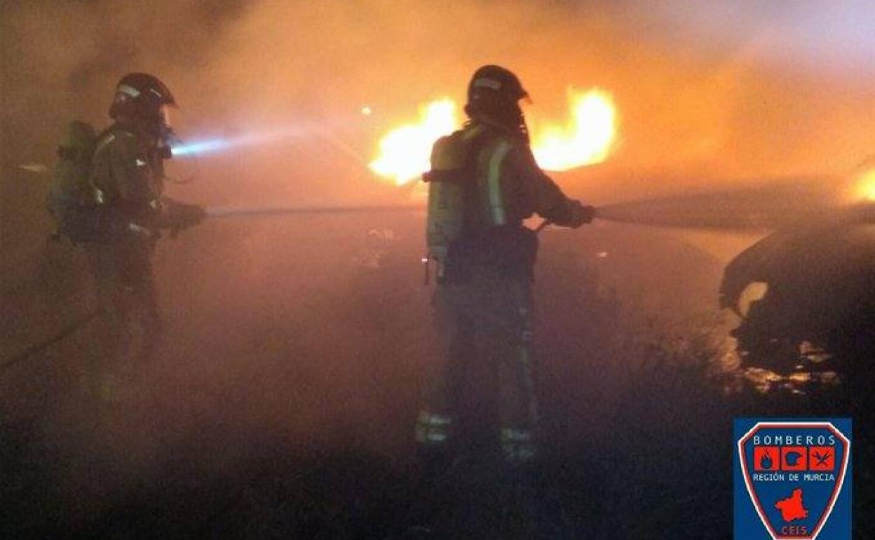Bomberos trabajando en la extinción del incendio, este lunes.