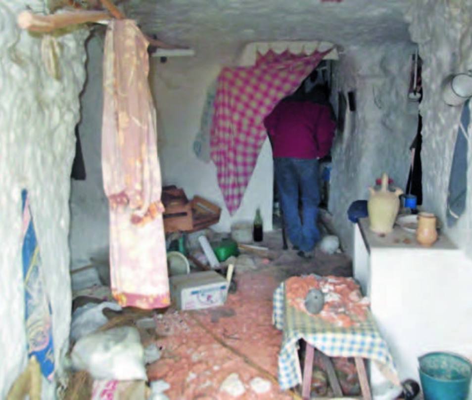 Interior de una casa-cueva abandonada a finales del siglo XX.