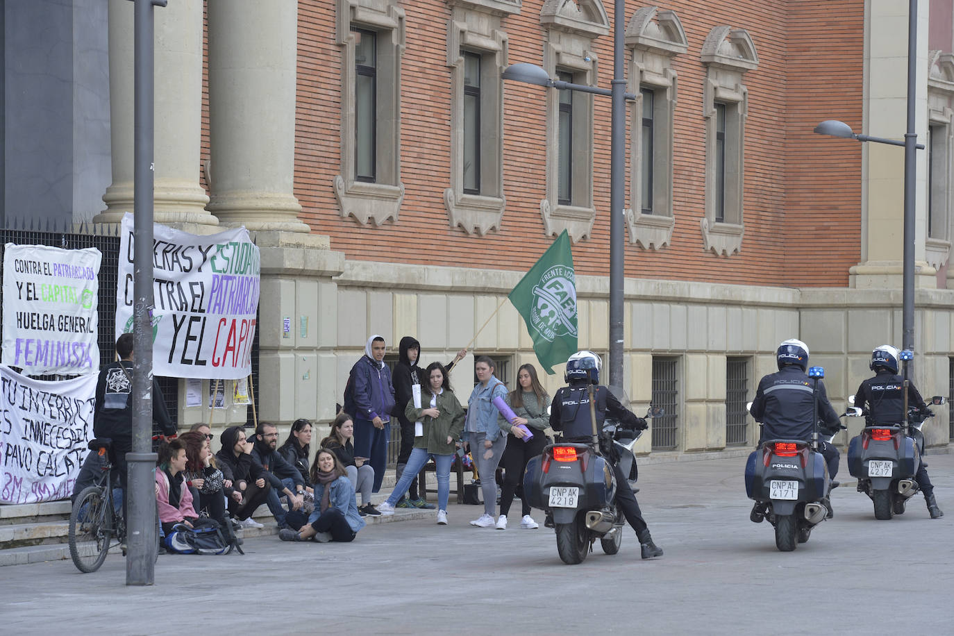 Fotos: Tensión y denuncias cruzadas en la concentración del Frente Estudiantil
