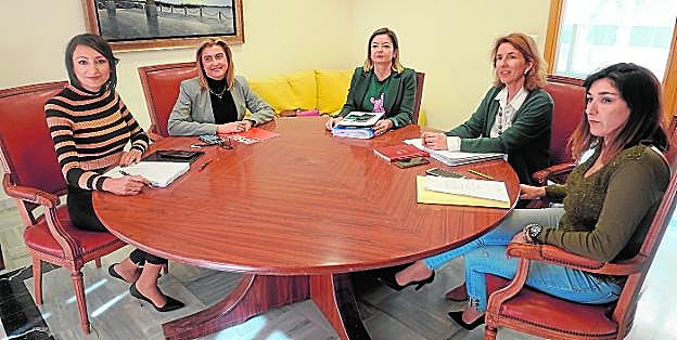 Las diputadas Valle Miguélez (Cs), Carmina Fernández (PSOE) y María Dolores Valcárcel (PP), reunidas en comisión con la letrada del Parlamento Irene Bas y la jefa de la Oficina Técnica de Seguimiento y Control Presupuestario, Ana Crespo. 