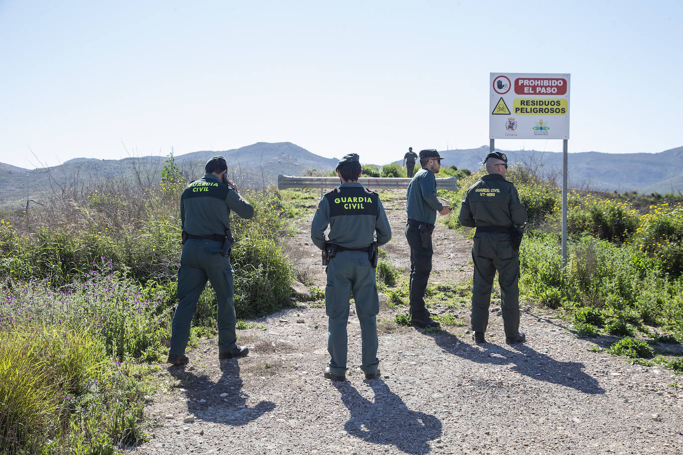 Fotos: La Guardia Civil mide los niveles de radiactividad en los suelos del Hondón