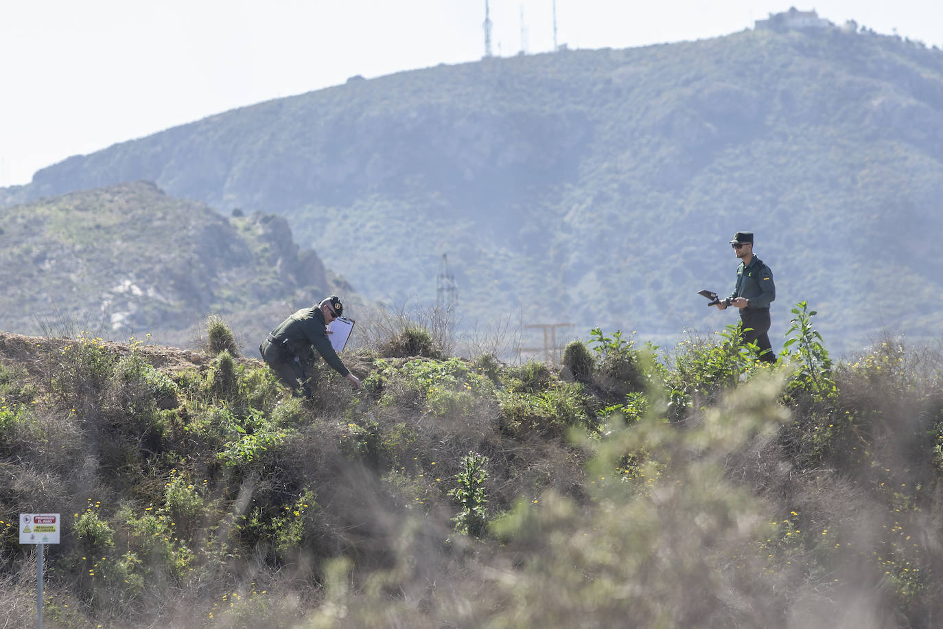 Fotos: La Guardia Civil mide los niveles de radiactividad en los suelos del Hondón