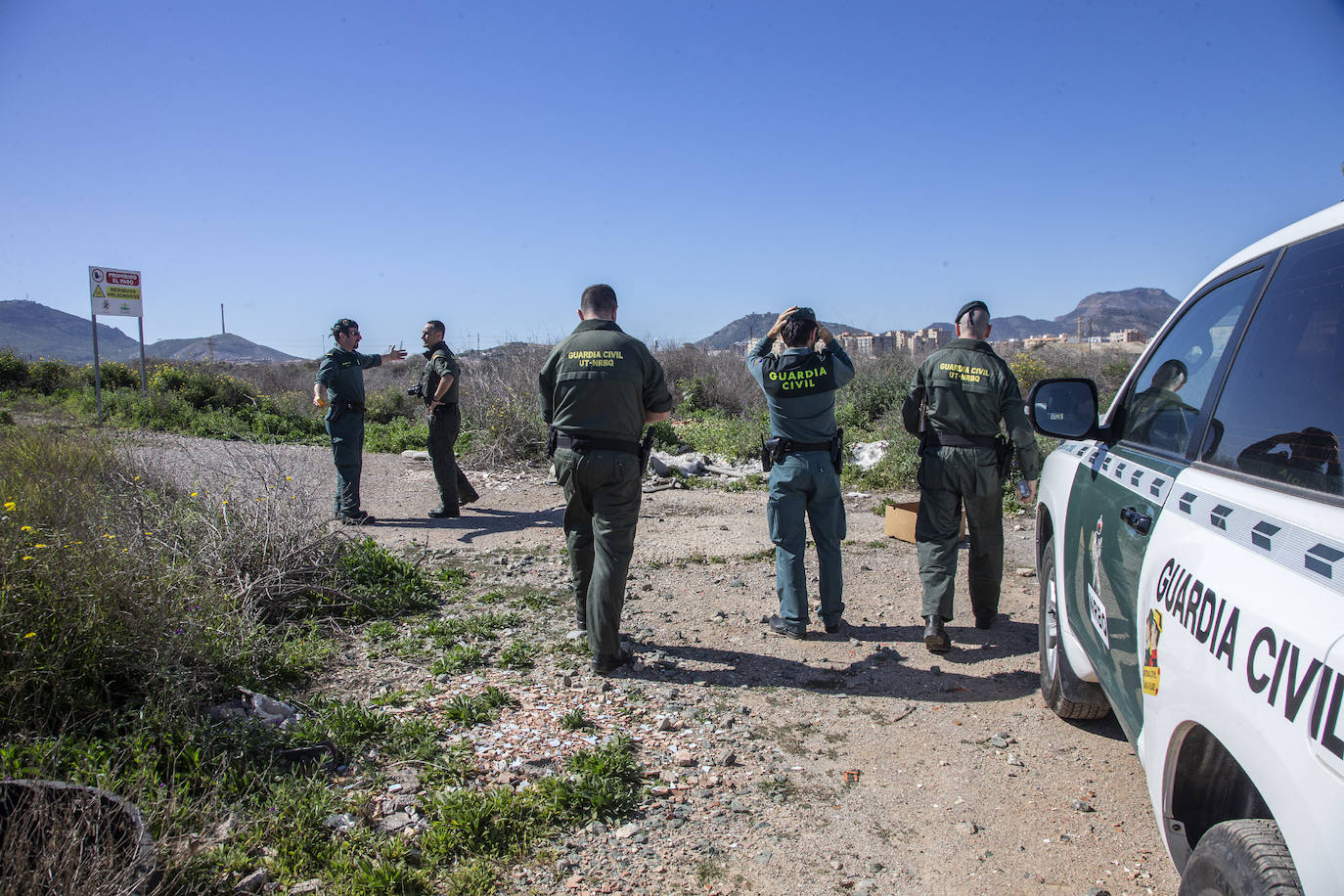 Fotos: La Guardia Civil mide los niveles de radiactividad en los suelos del Hondón