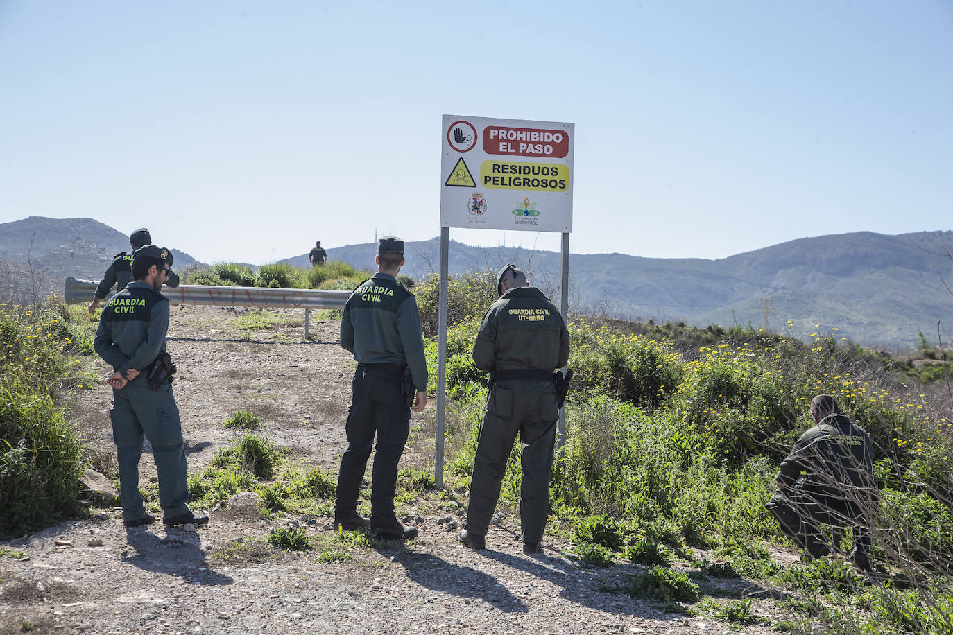 Fotos: La Guardia Civil mide los niveles de radiactividad en los suelos del Hondón