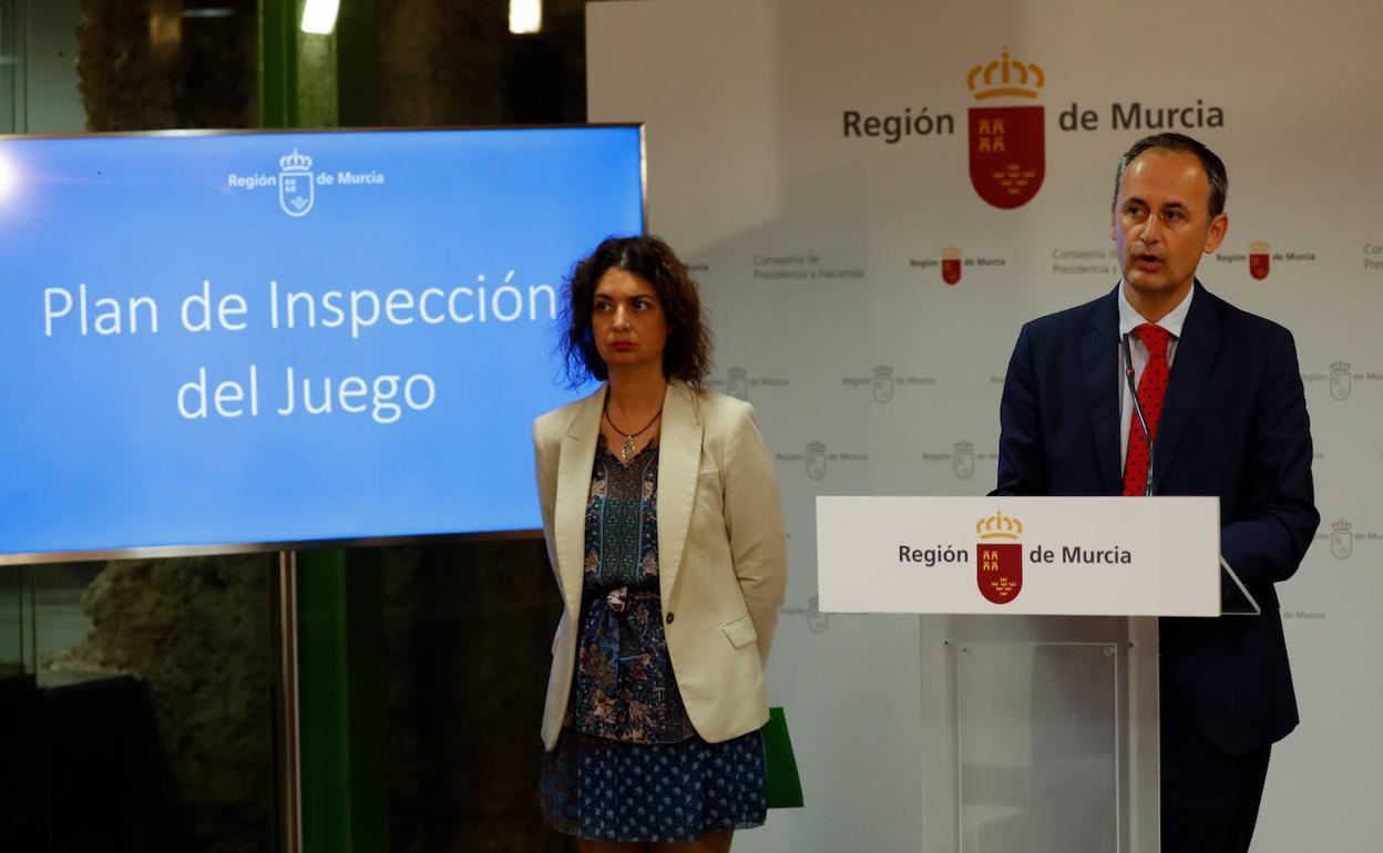 Sonia Carrillo y Javier Celdrán, durante la rueda de prensa en la Consejería de Presidencia y Hacienda.