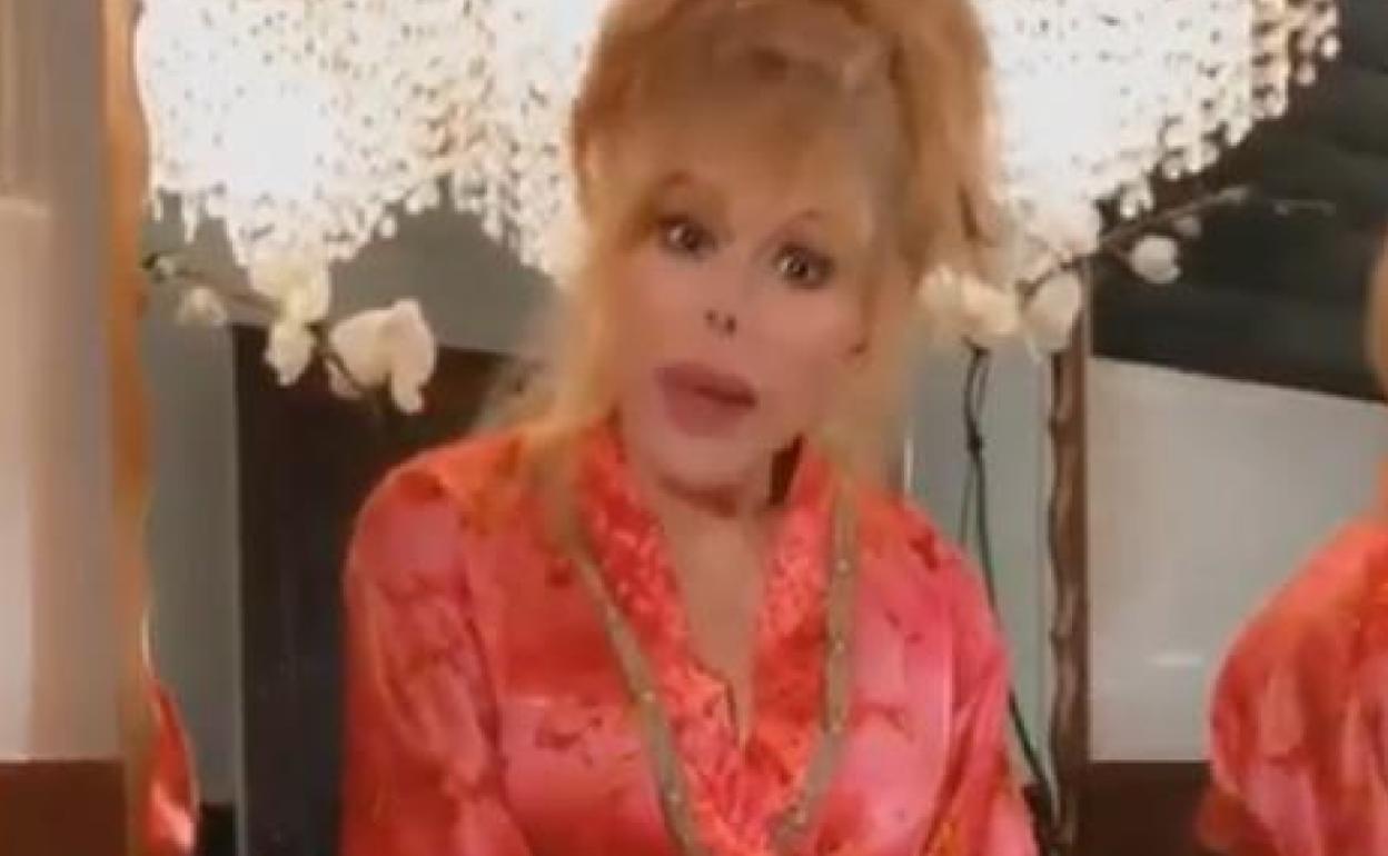 Captura del vídeo en el que Charo Baeza muestra cómo lavarse las manos.