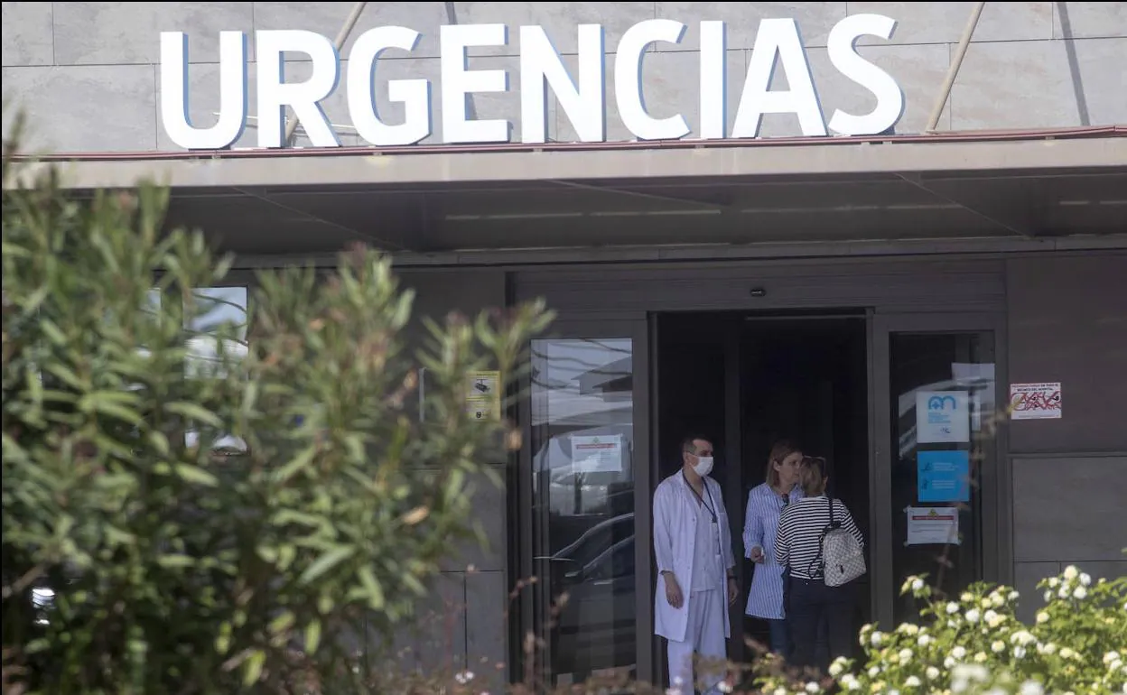 Puerta de Urgencias del hospital de Los Arcos del Mar Menor, este viernes.