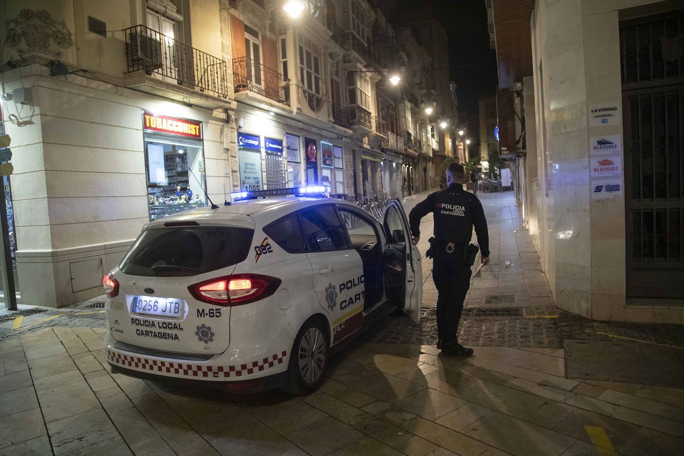 Una patrulla de Policía Local de Cartagena, anoche, tras la orden de confinamiento del municipio. 