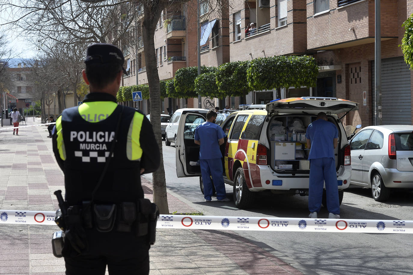 A veces no queda otra que estacionar el vehículo de emergencias en la misma puerta de la casa en la que se extraerá la muestra. En esos casos, la Policía Local colabora acordonando la vía pública. 