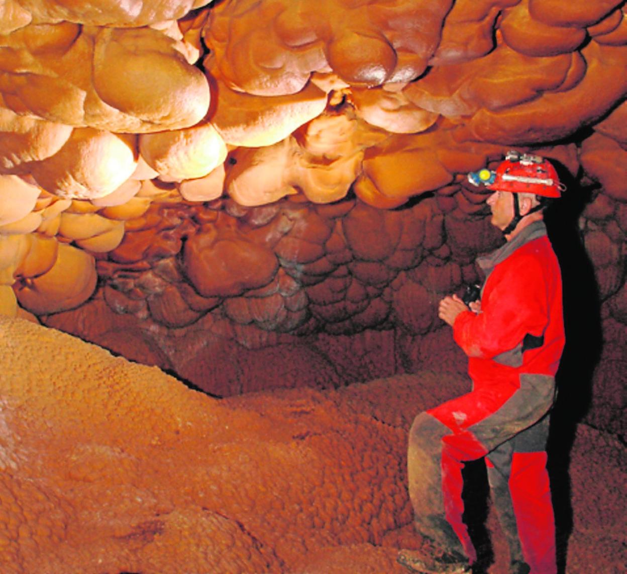 Un investigador, en el interior de la Sima de la Higuera. 