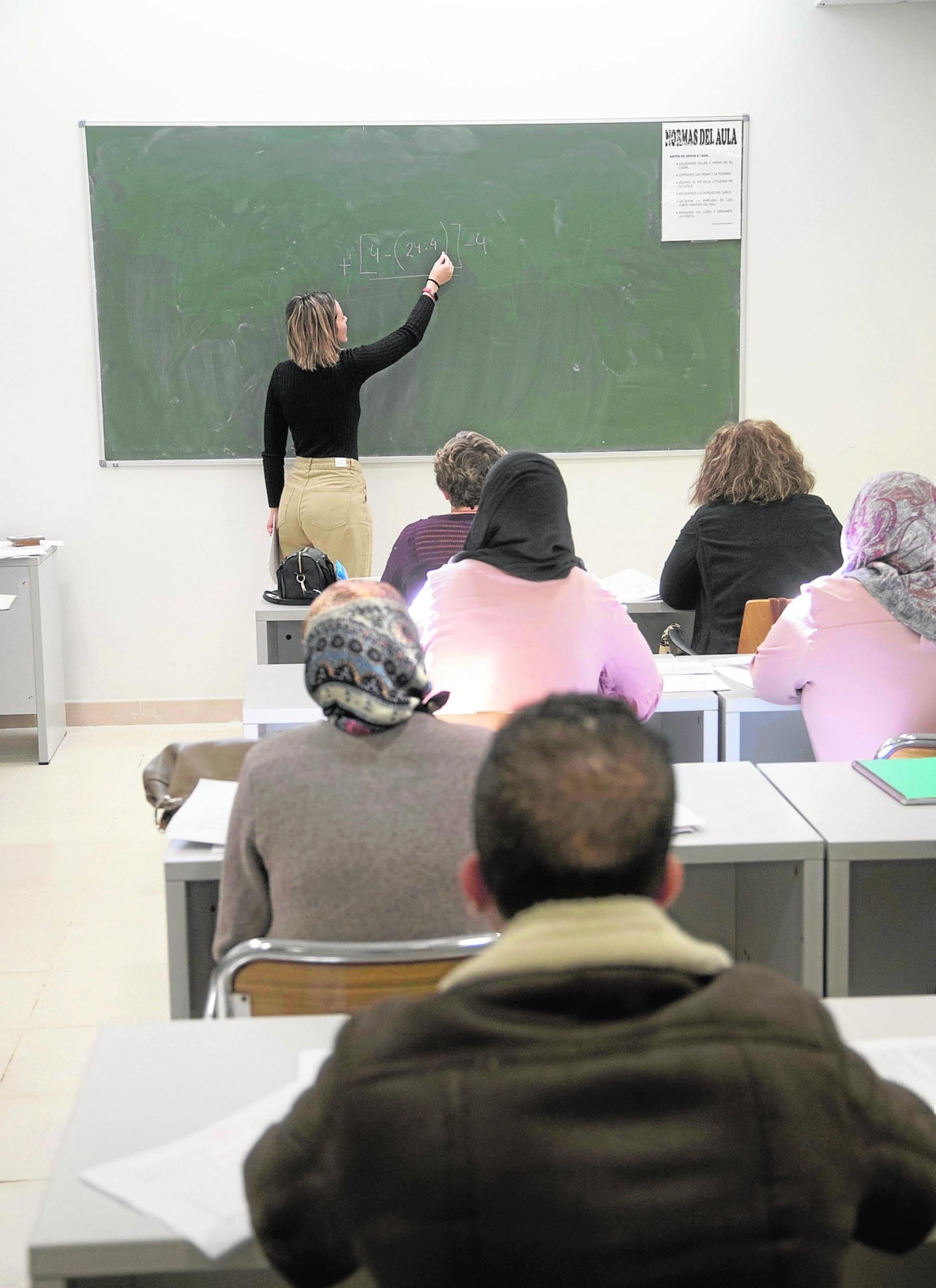 Una profesional de Fisat Cartagena imparte una clase de competencias básicas a sus alumnos. 