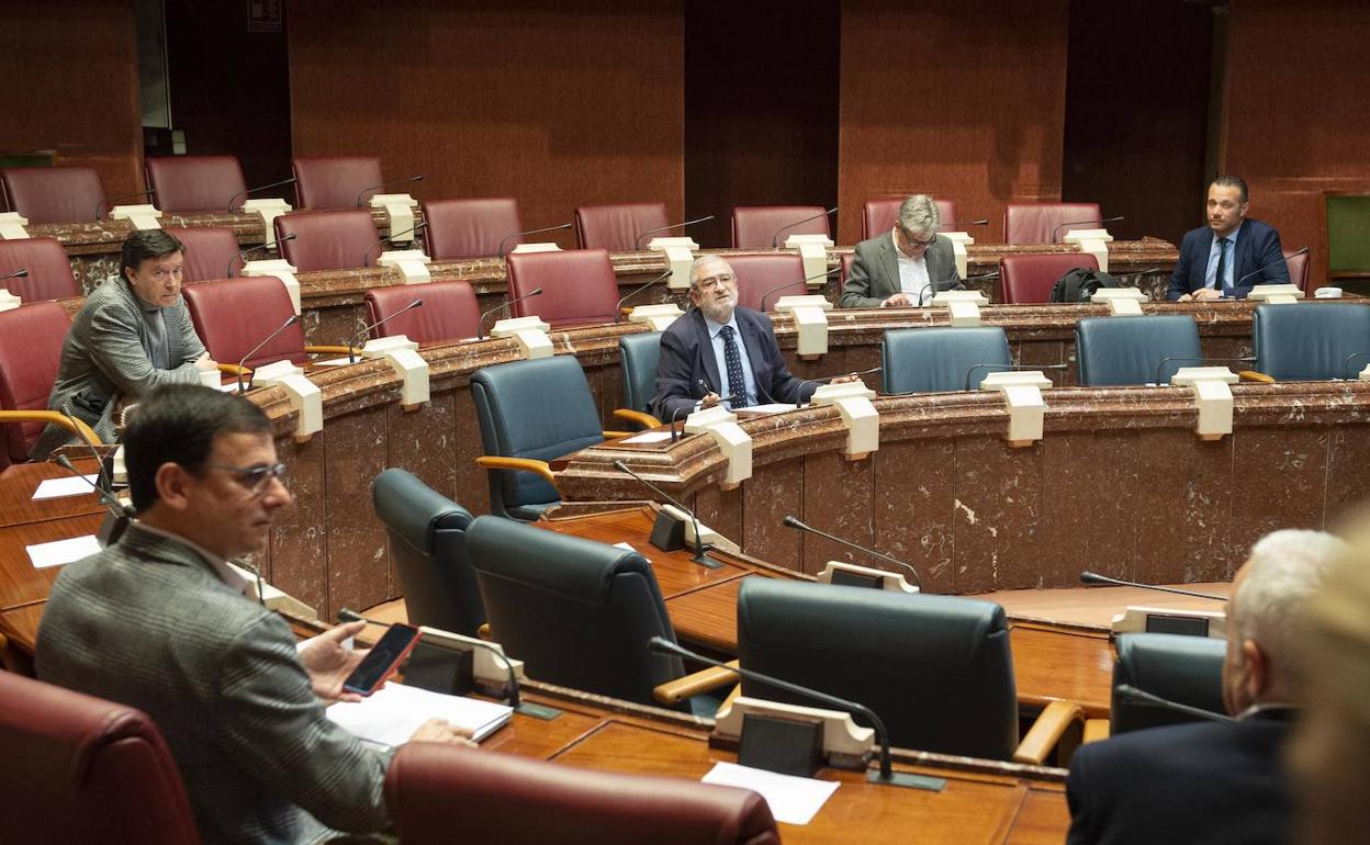 Los componentes de la Junta de Portavoces, reunidos excepcionalmente en el hemiciclo este lunes.