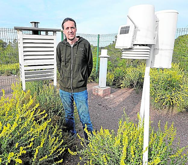 Ginés Mirón, en la estación meteorológica del Majal Blanco. 