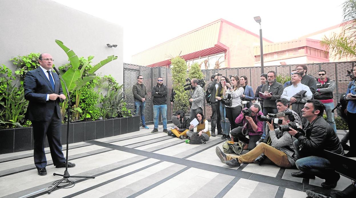 El expresidente Pedro Antonio Sánchez atiende a los periodistas tras declarar en el juzgado en marzo de 2017 por el 'caso Auditorio'. 