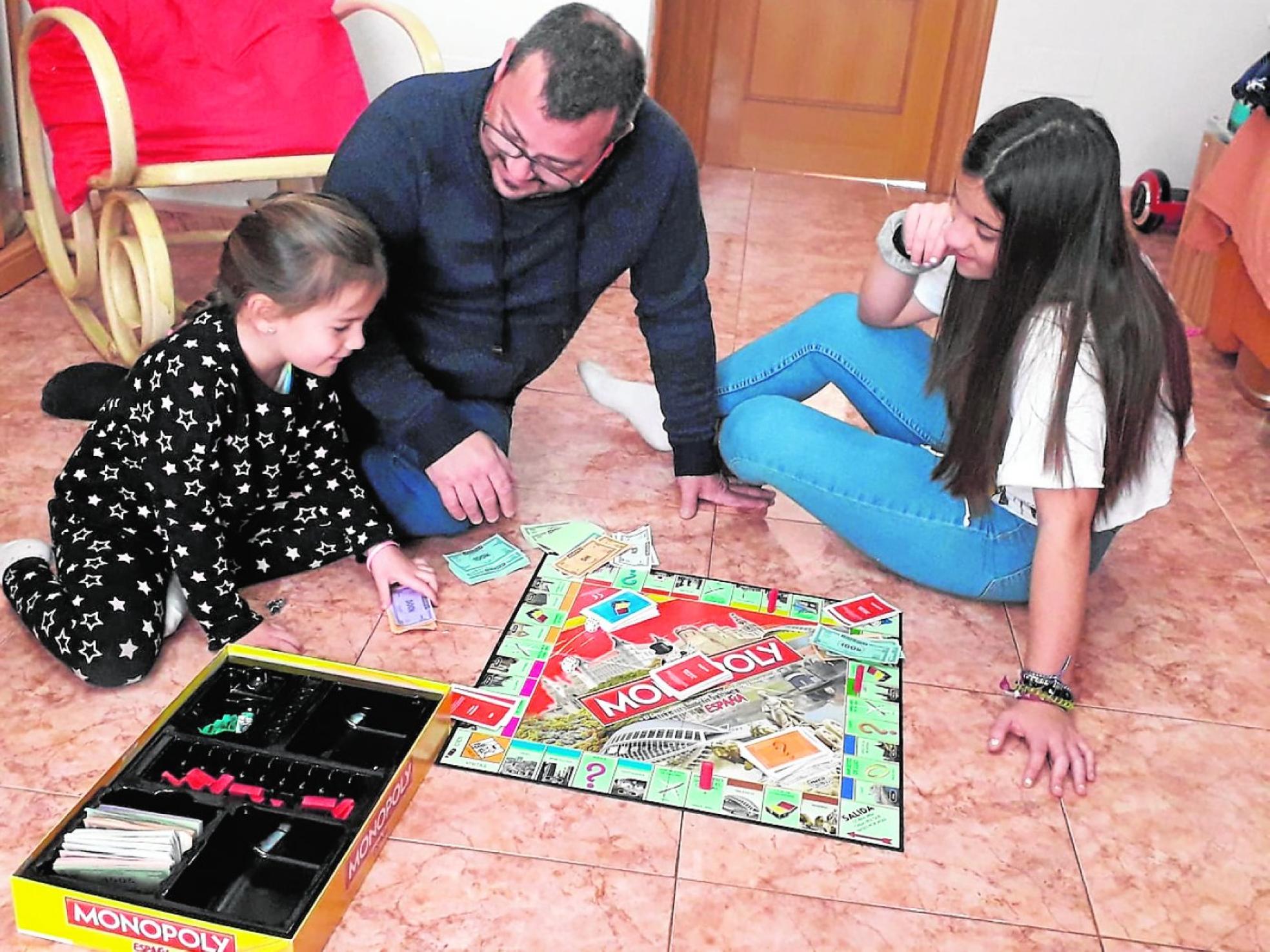 José Antonio Beltrán, ayer, con sus hijas Lucía y Vanesa, en el salón de su casa. 