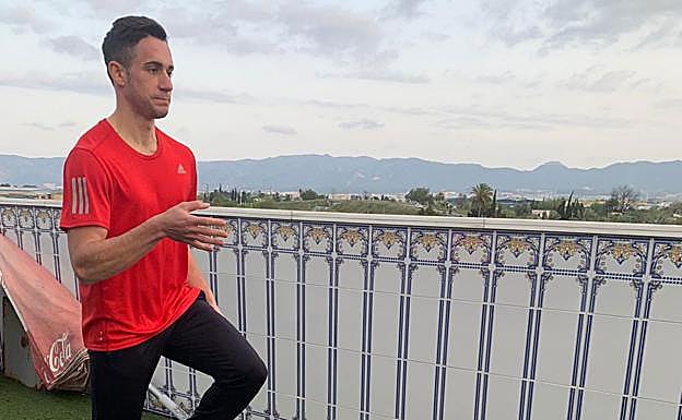 Sergio López, subcampeón de España de 60 m, entrenando en la terraza de sus tíos, en Alcantarilla. 
