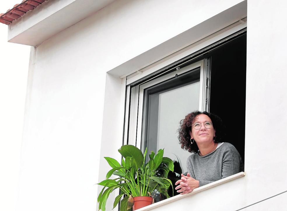 tLa profesora Alicia Morales, ayer, asomada a la ventana de su casa en Murcia. 