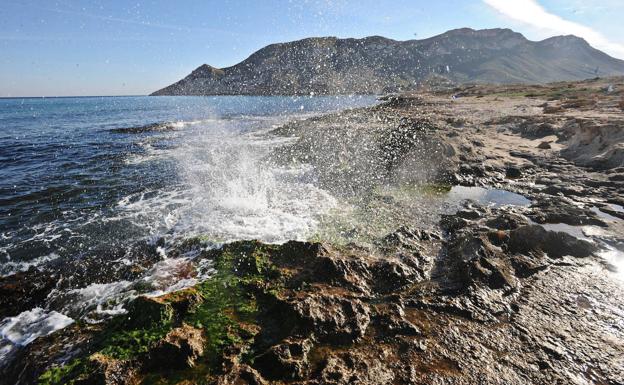 Perfil de Cabo Cope, desde la playa del Sombrerico.