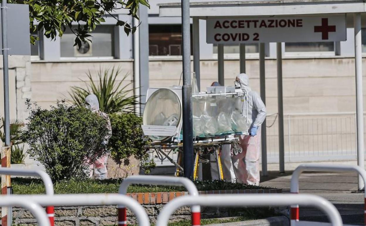 Trasladan a un paciente con coronavirus en Roma (Italia) 