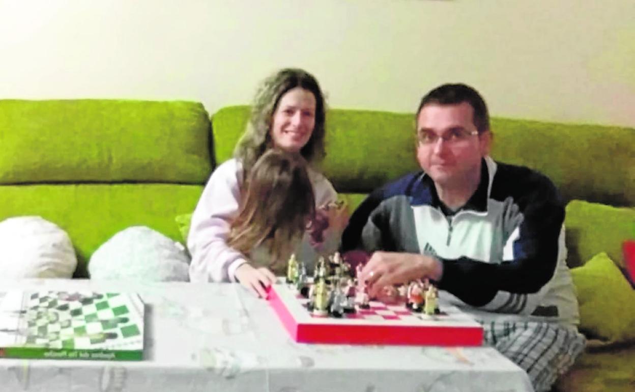 Silvia Martínez, con la pequeña Lara, y Alfonso Martínez, en la vivienda familiar de La Aljorra, Cartagena.