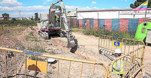 Obras para la acometida eléctrica junto a la parcela del futuro colegio de La Aljorra, hace un año. 
