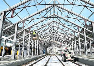 Imagen secundaria 1 - El antiguo edificio de locomotoras se ha convertido en el embrión del Museo Aragonés del Ferrocarril. Aquí descansan vagones y coches de pasajeros que han soportado mejor el abandono. | Tramo francés en desuso y aspecto de las obras de la futura estación, con los andenes de pasajeros. Las traviesas polivalentes permitirán resolver el diferente ancho de vía.