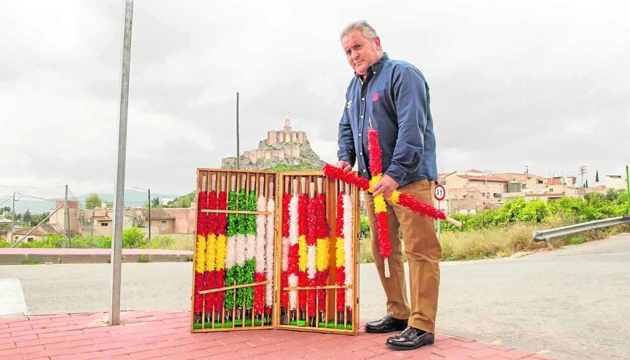José Ríos, 'El Molejo', con algunas de las banderillas que tenía preparadas para el festival de la AECC.
