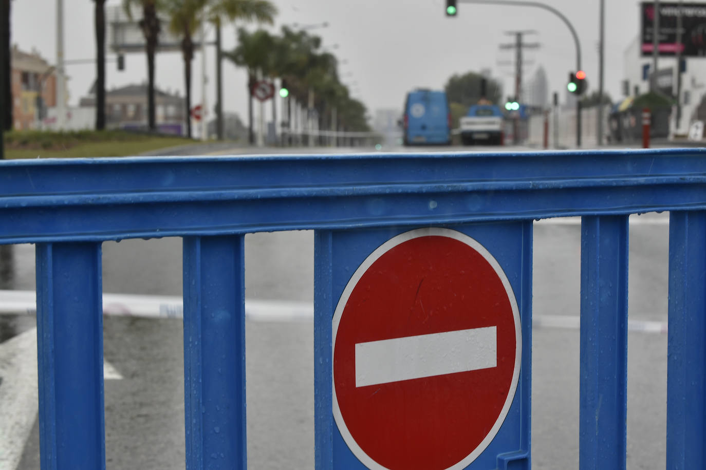 Efectos del temporal en la avenida Reino de Murcia.