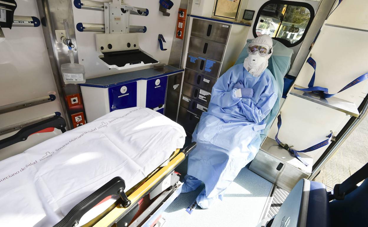 Un sanitario en el interior de una ambulancia, en una imagen de archivo.
