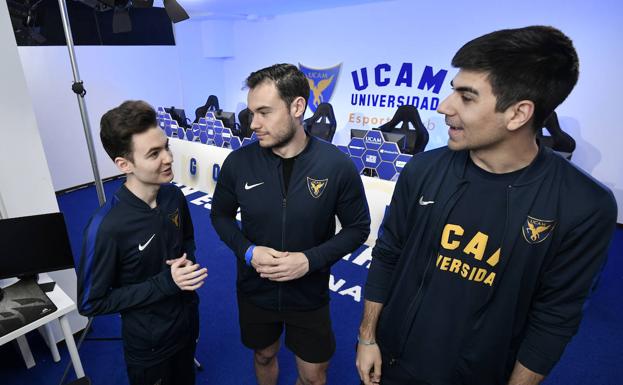 Rafa 'Rafitta' Ayllón, jugador del UCAM Esports Club; Cristian 'Future' Duarte, entrenador; y David 'Saba' Sabater, mánager general, en el UCAM Esports Arena.