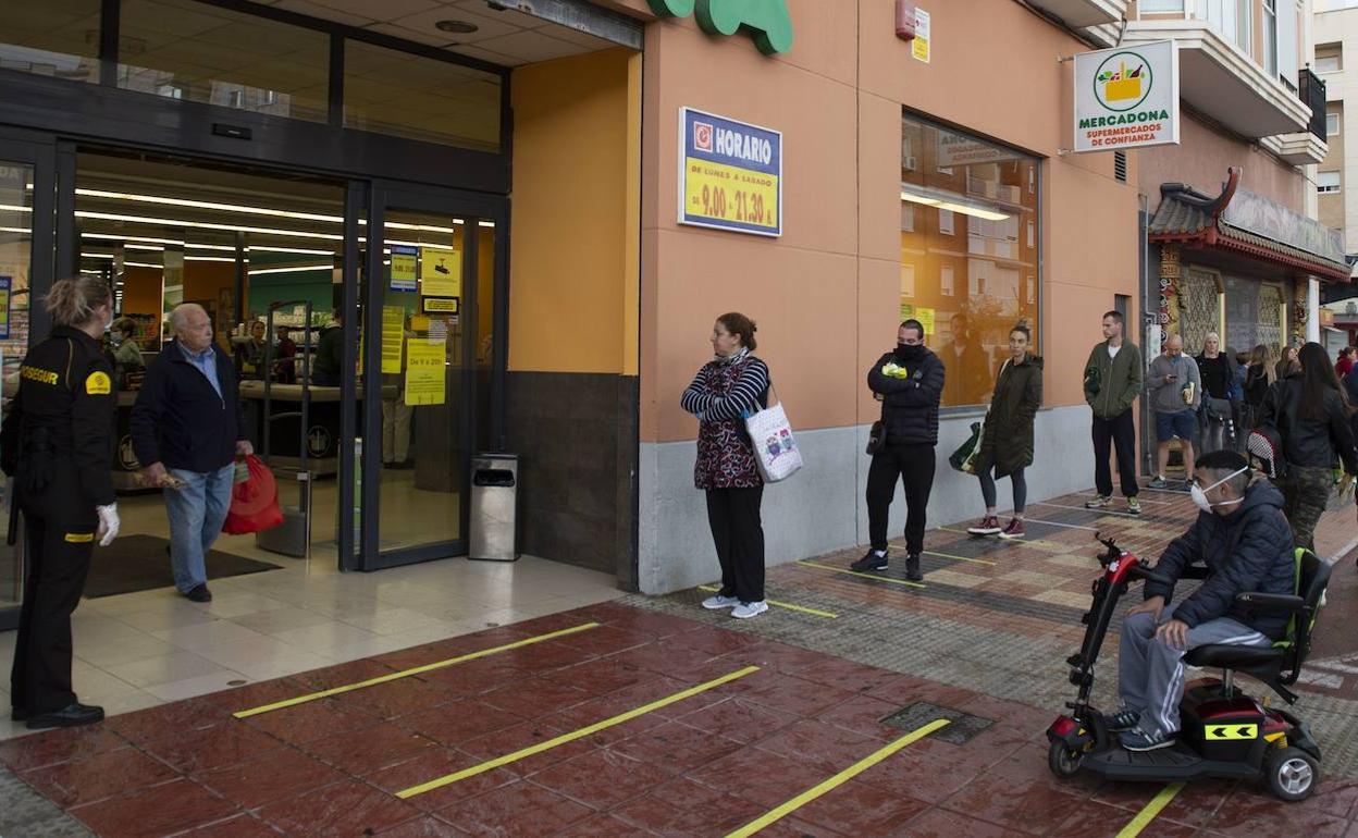 Cola para entrar a un supermercado de Cartagena.