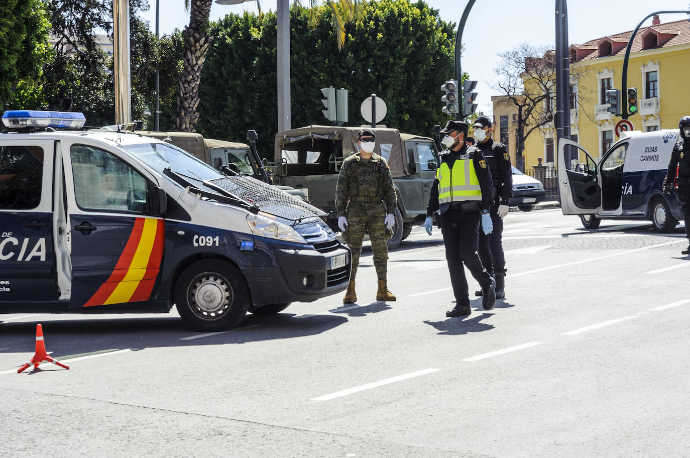 Fotos: Cerco en las carreteras a las escapadas de fin de semana