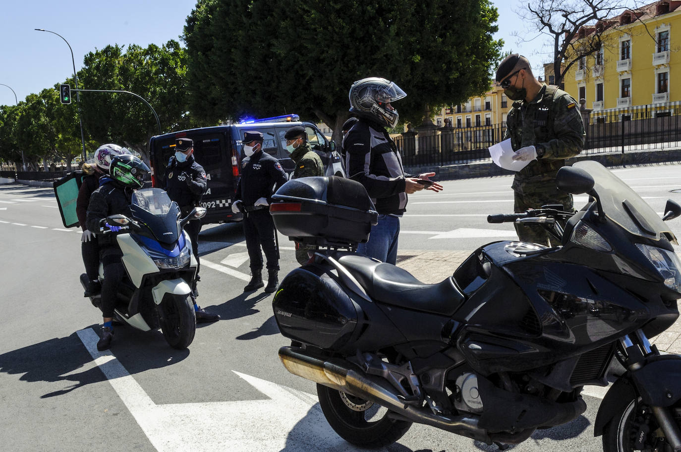 Fotos: Cerco en las carreteras a las escapadas de fin de semana