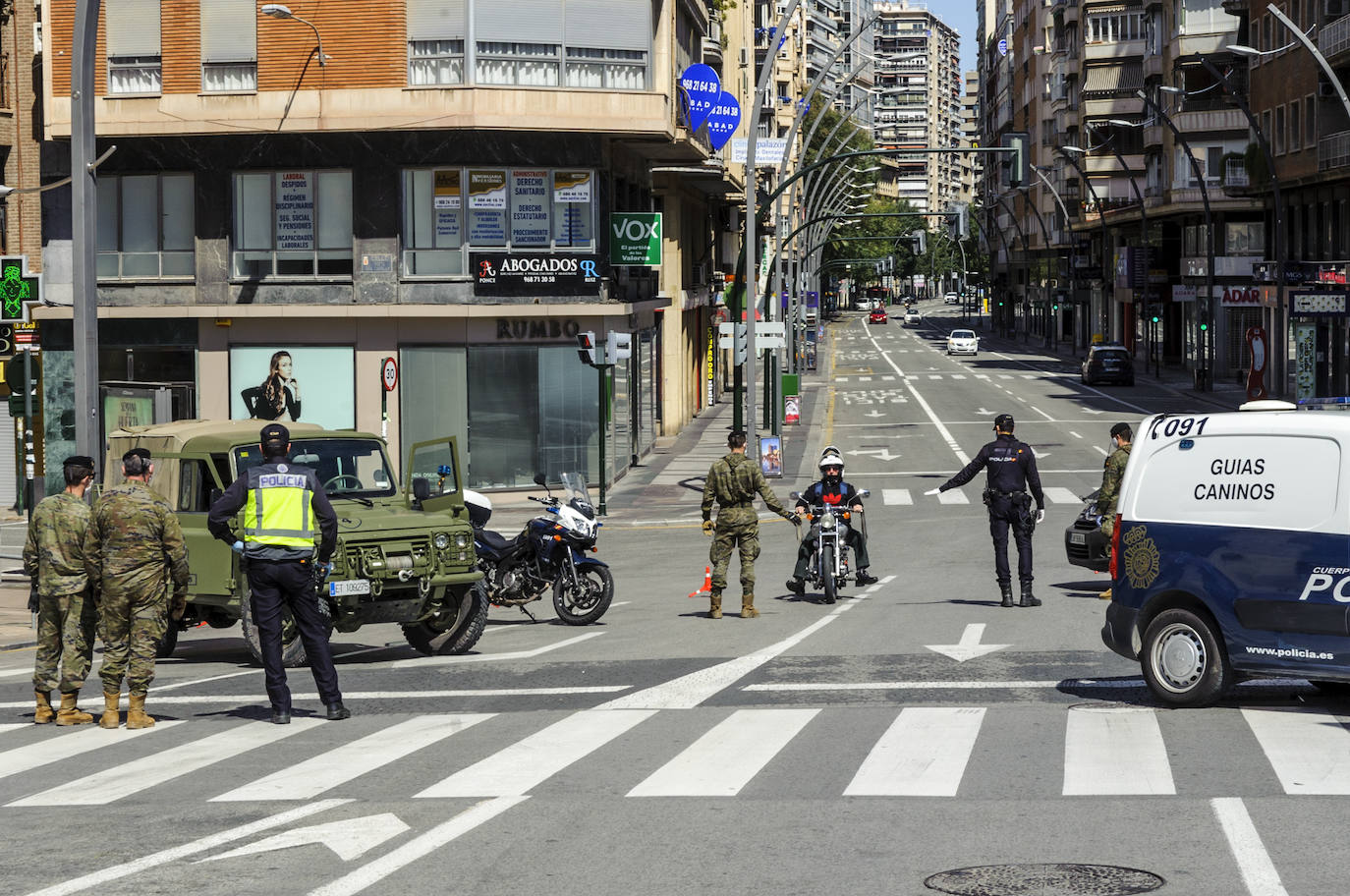 Fotos: Cerco en las carreteras a las escapadas de fin de semana