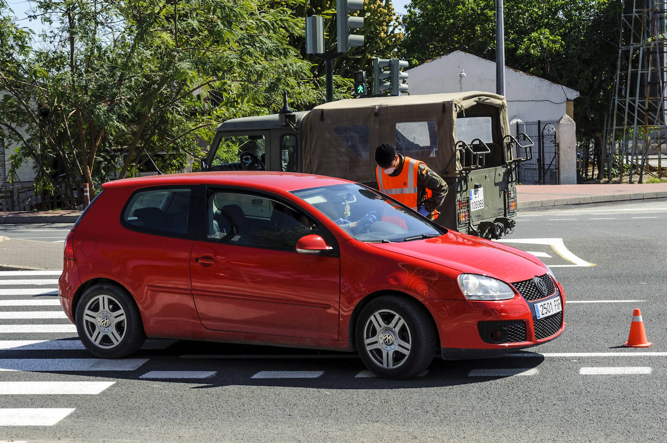 Fotos: Cerco en las carreteras a las escapadas de fin de semana