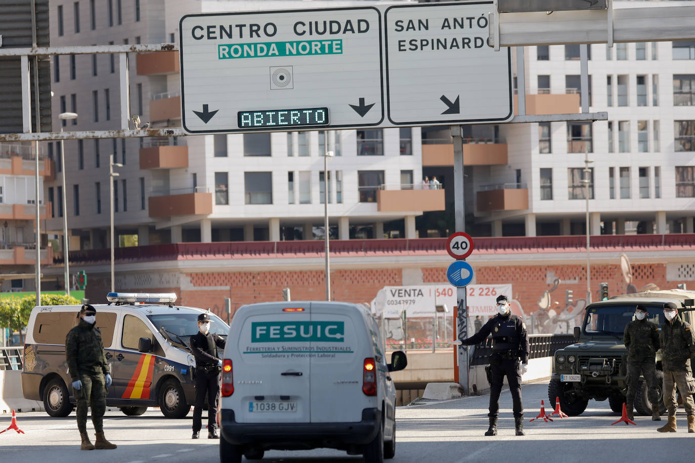 Fotos: Cerco en las carreteras a las escapadas de fin de semana
