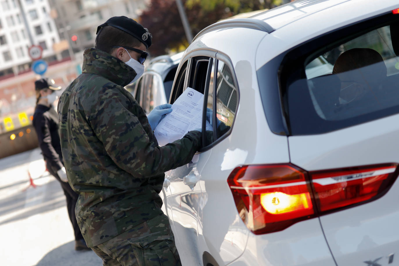 Fotos: Cerco en las carreteras a las escapadas de fin de semana
