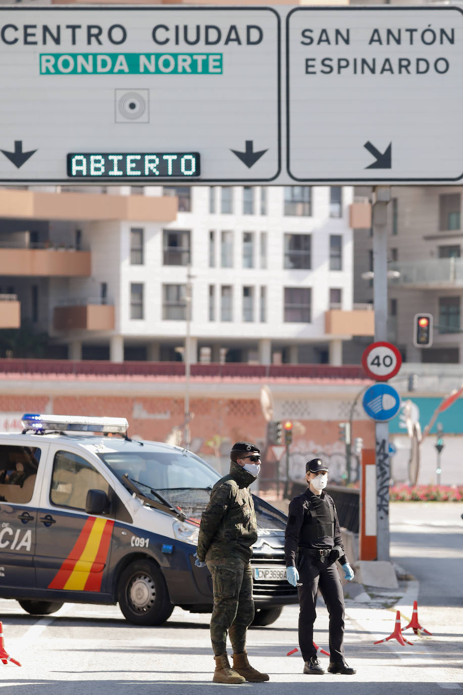 Fotos: Cerco en las carreteras a las escapadas de fin de semana
