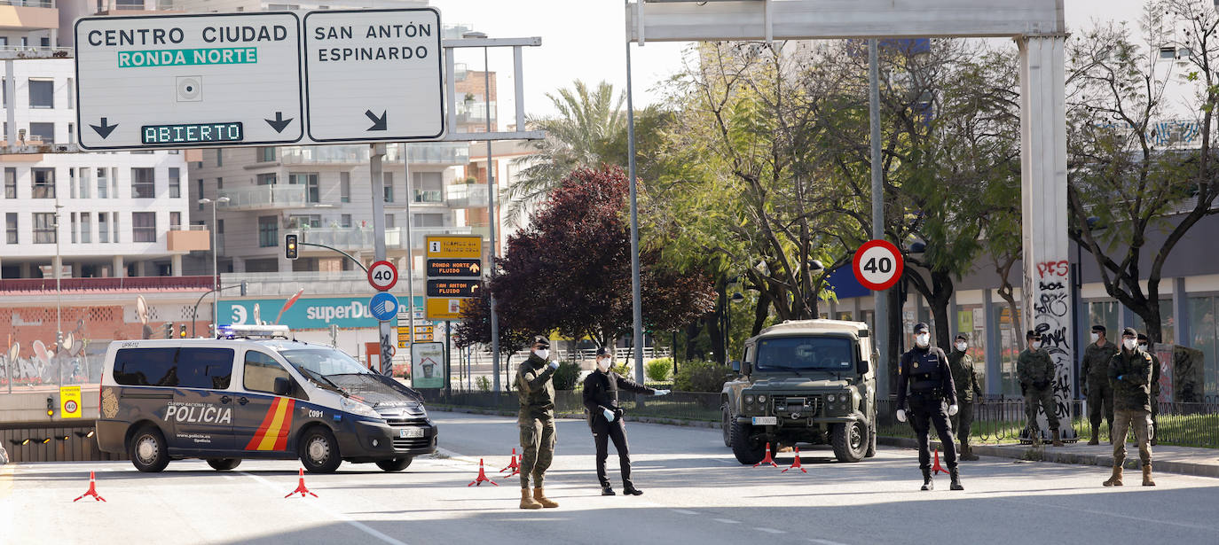 Fotos: Cerco en las carreteras a las escapadas de fin de semana